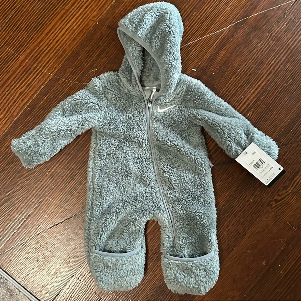 Nike / Hooded Sherpa Coveralls in sage green size 3 months